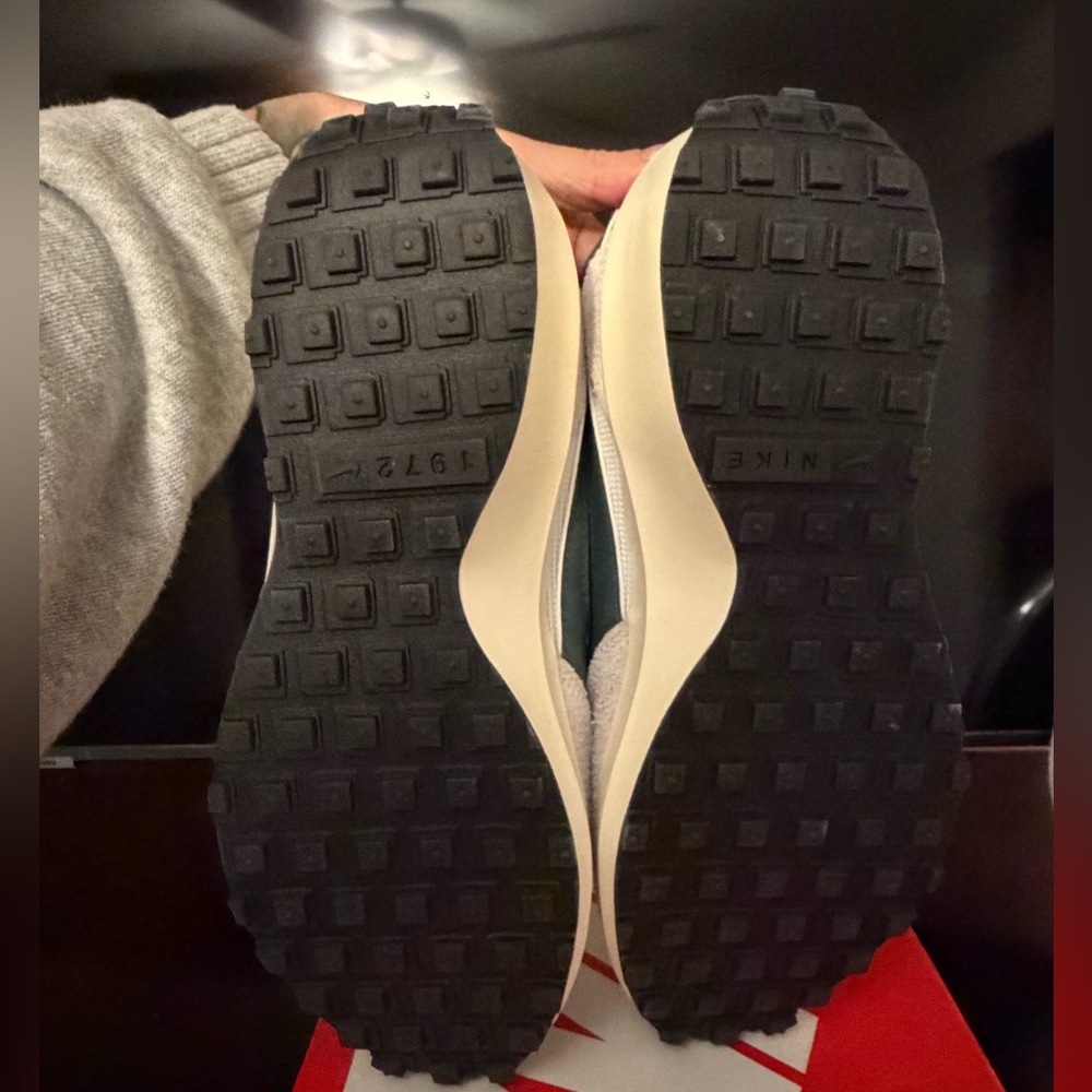Never worn - women’s Nike Waffle White and Green Shoes - Picture 5 of 5